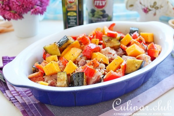 Мясное рагу с овощами и маслинами.
