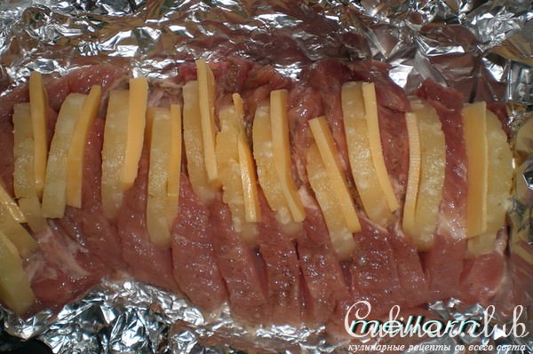 Свинина "гармошка" с ананасом и сыром 