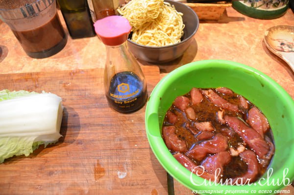 Яичная лапша со свининой и пекинской капустой