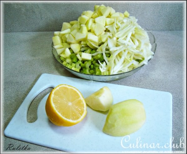Салат из сельдерея, яблок и фенхеля с запечённой свиной корейкой и можжевельником. 