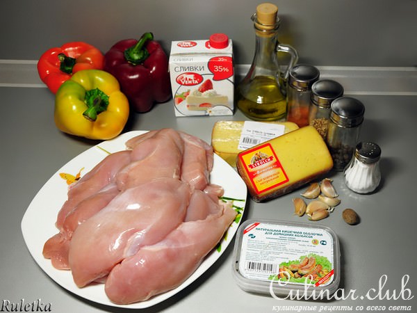 Куриные сардельки с паприкой и копчёным сыром, горчичным соусом и овощами-гриль.