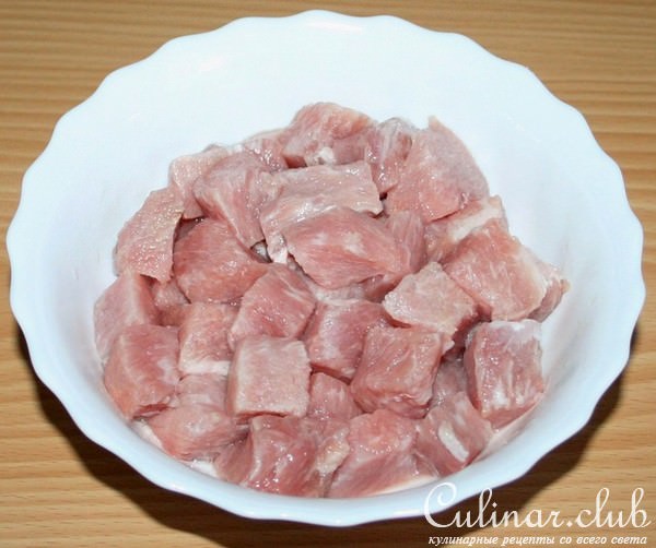 Свинина с овощами и оливками в горшочках