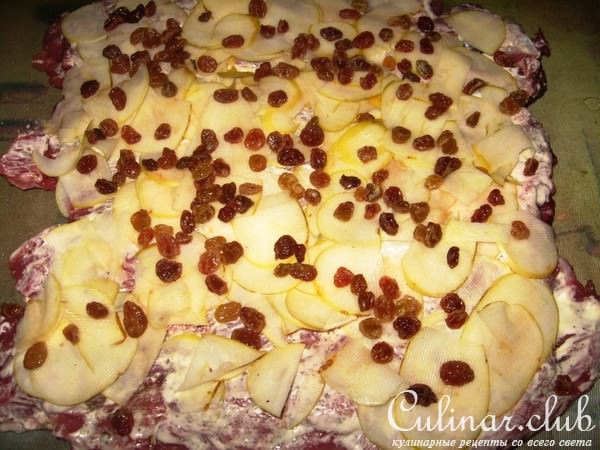 Мясной рулет с яблочно-изюмовой начинкой