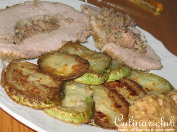 Окорок, фаршированный яблоками, с яблочной горчицей.