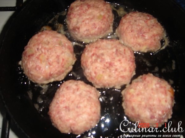 Картофельно-мясные котлеты с нежным грибным соусом.