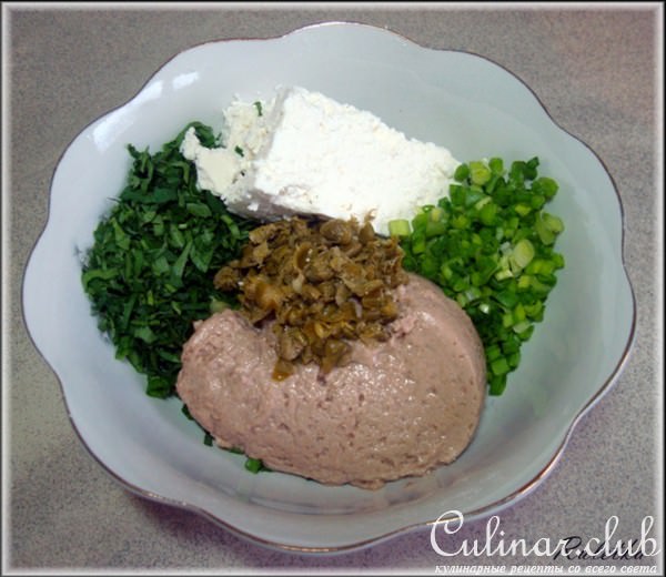 Мясные рулетики на шпажках с корнишонами и творожно-паштетной начинкой.