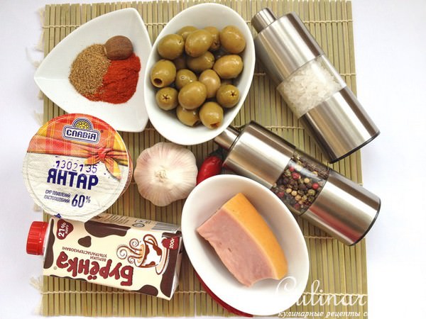 Куриные колбаски с ветчиной, оливками и рисом со свекольным релишем