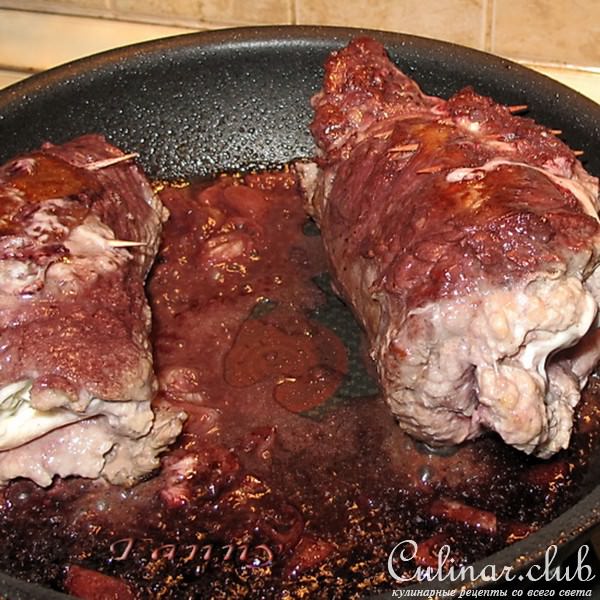 Рулет из говядины с начинкой из фарша и сыра под томатным соусом
