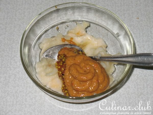 Окорок, фаршированный яблоками, с яблочной горчицей.