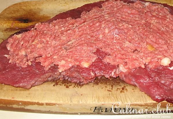 Рулет из говядины с начинкой из фарша и сыра под томатным соусом