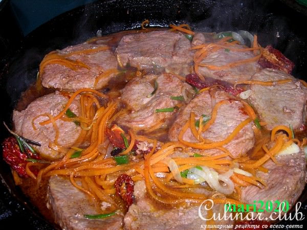 МЯСНЫЕ МЕДАЛЬОНЫ НА МОРКОВНО-ЛУКОВОЙ ПОДУШКЕ