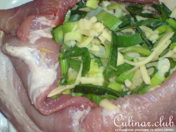 Свиная грудинка,начинённая пореем и сыром