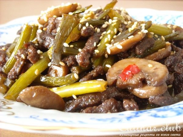 Маныльчё(о)нг секоги покым (поккум) - Чесночные стрелки, жаренные с говядиной