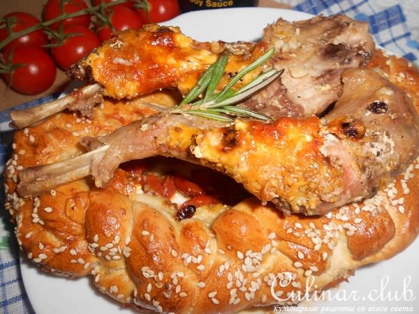 Запеченный кролик в ободке из теста с кунжутом