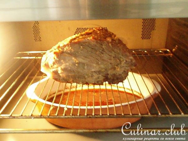 Свинина запеченная с грибным соусом
