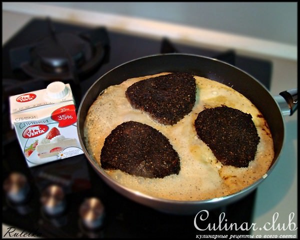 Перечный раундрамб-стейк с грилованными овощами (pepper raundramb-steak).