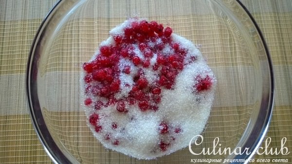 Запеченное мясо в горшочках с красной смородиной.