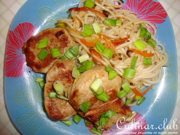 Вырезка с рисовой лапшой и овощами