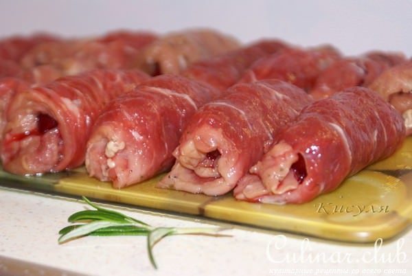 Мясные рулетики с вишней, бальзамом и корицей