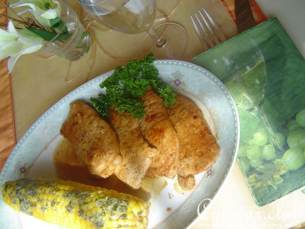 Фламбированное филе с перцем и кукурузa в масляном соусе.