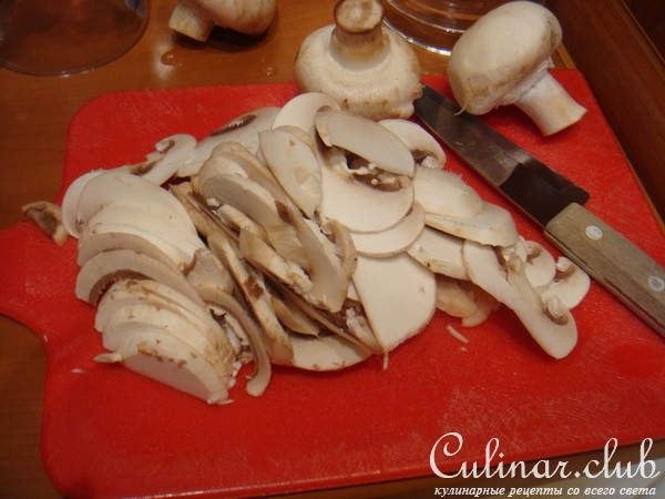 Мясной рулетик с грибным соусом