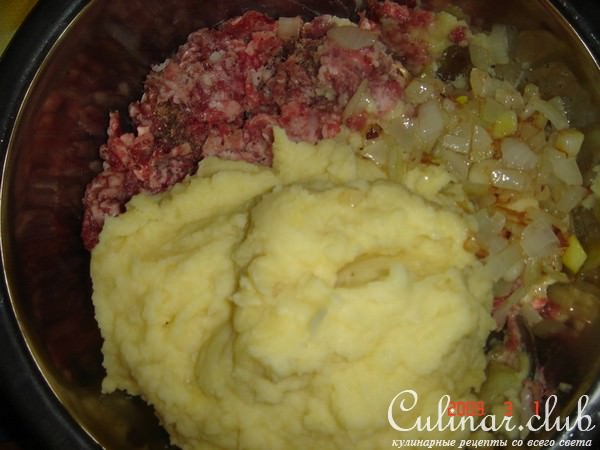 Картофельно-мясные котлеты с нежным грибным соусом.