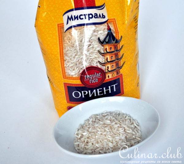 Куриные колбаски с ветчиной, оливками и рисом со свекольным релишем