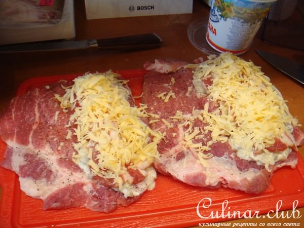 Мясной рулетик с грибным соусом