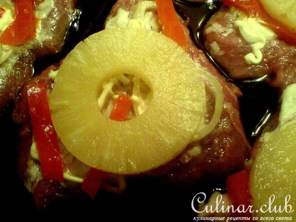 Мясо запеченное с ананасами 