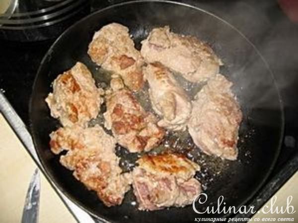 МЯСО РАЗБИТНОЕ, тушённое в кислосладком томатном соусе.