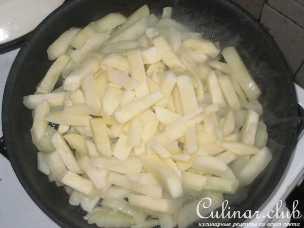 Тушеный кролик и картошка-фри.