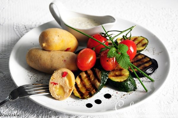 Куриные сардельки с паприкой и копчёным сыром, горчичным соусом и овощами-гриль.