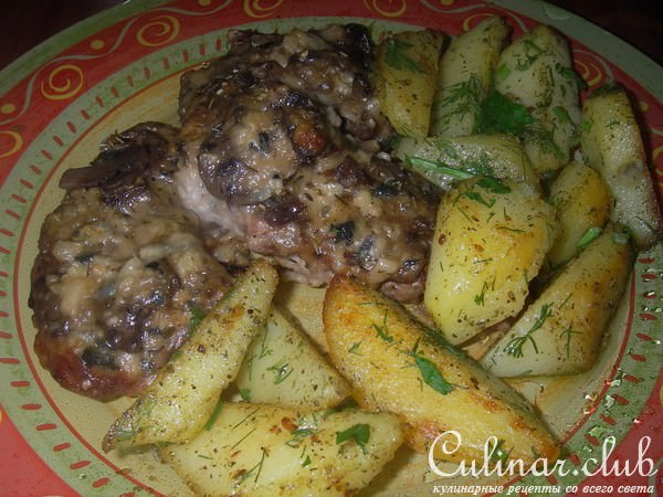 Свинина с шампиньонами и соусом из голубого сыра