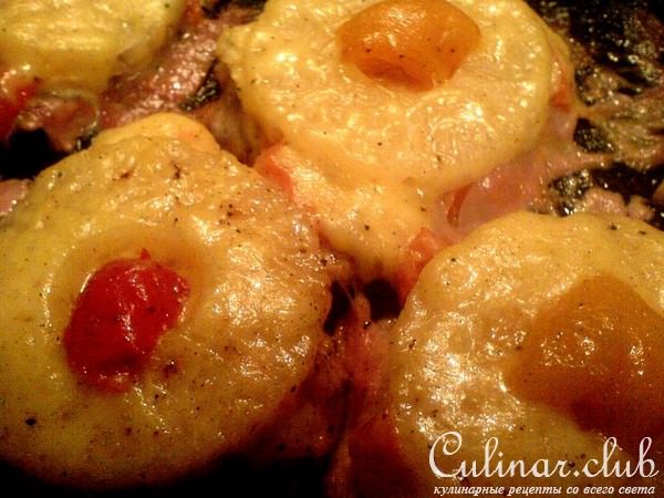 Мясо запеченное с ананасами 
