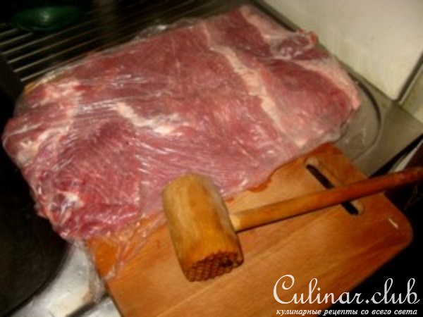 Рулет из свинины с грушами и сыром