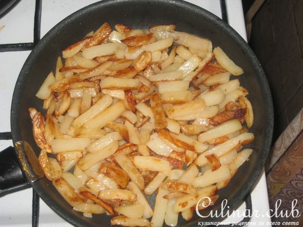 Тушеный кролик и картошка-фри.