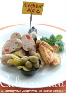 Домашние колбаски с оливками, корнишонами, каперсами и болгарским перцем