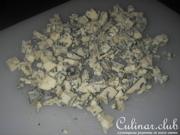 Свинина с шампиньонами и соусом из голубого сыра