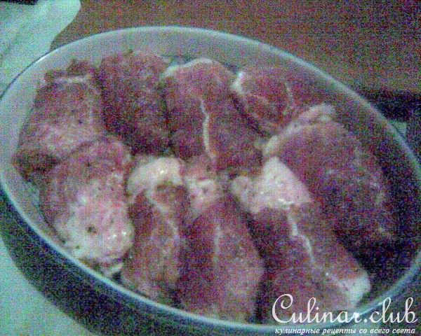 Свиные рулетики с пряной яблочной начинкой