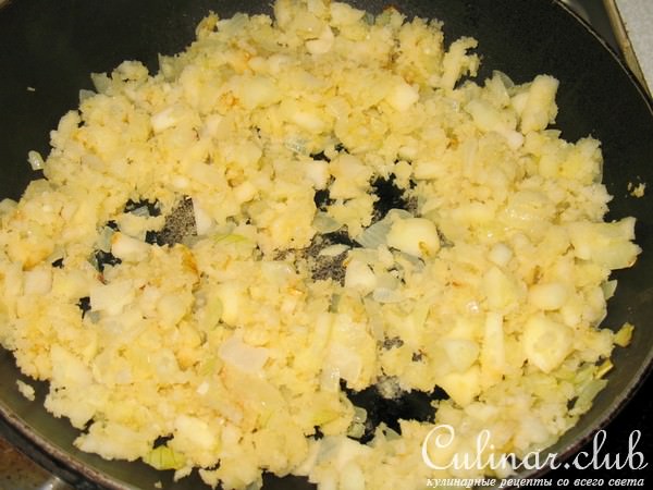 Окорок, фаршированный яблоками, с яблочной горчицей.