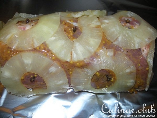 Мясо в ананасе