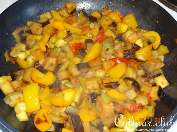 Мясные мини-рулетики под овощным соусом