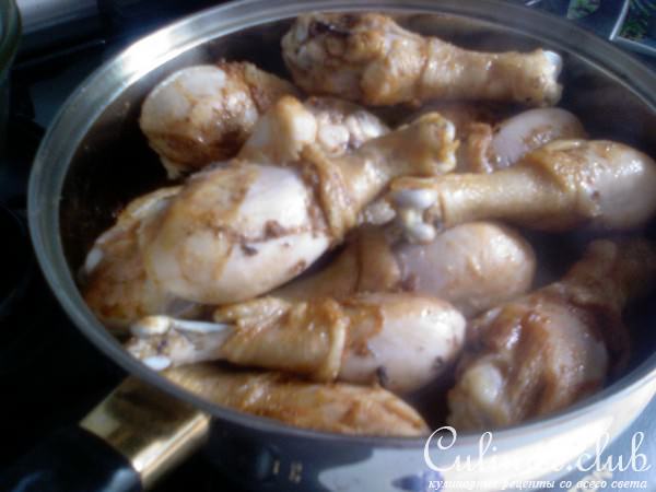Острые куриные ножки, тушёные с помидорами