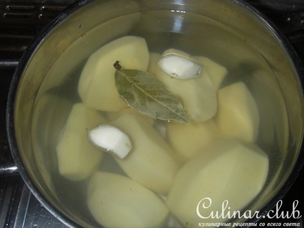Перец фаршированный беконом, картофелем и грибами