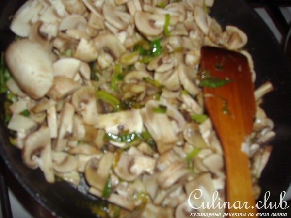 Мясные рулетики с шпинатом и грибным соусом