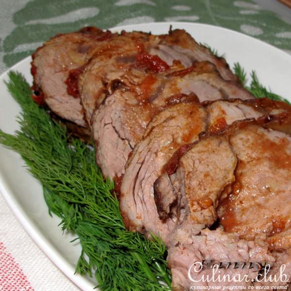 Рулет из говядины с начинкой из фарша и сыра под томатным соусом