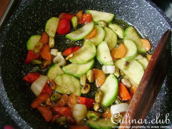 Бараньи ребрышки с птитимом и овощами.