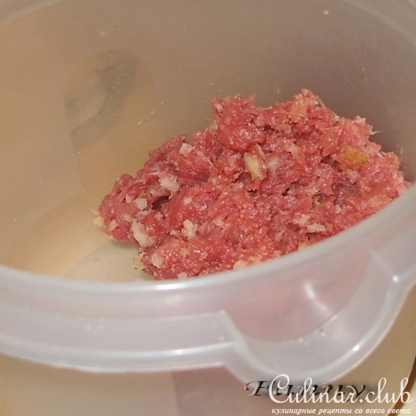 Рулет из говядины с начинкой из фарша и сыра под томатным соусом