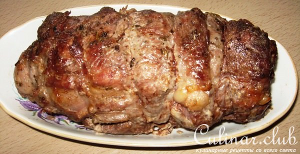 Мясной рулет с яблочно-изюмовой начинкой