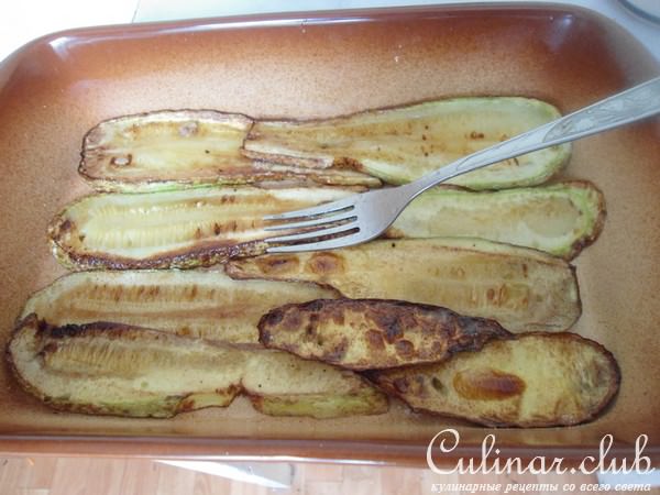 Запеканка из кабачков с мясным соусом.